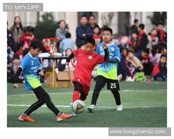 温柔的足球：在绿茵场上绽放的温情与力量交织的美丽瞬间